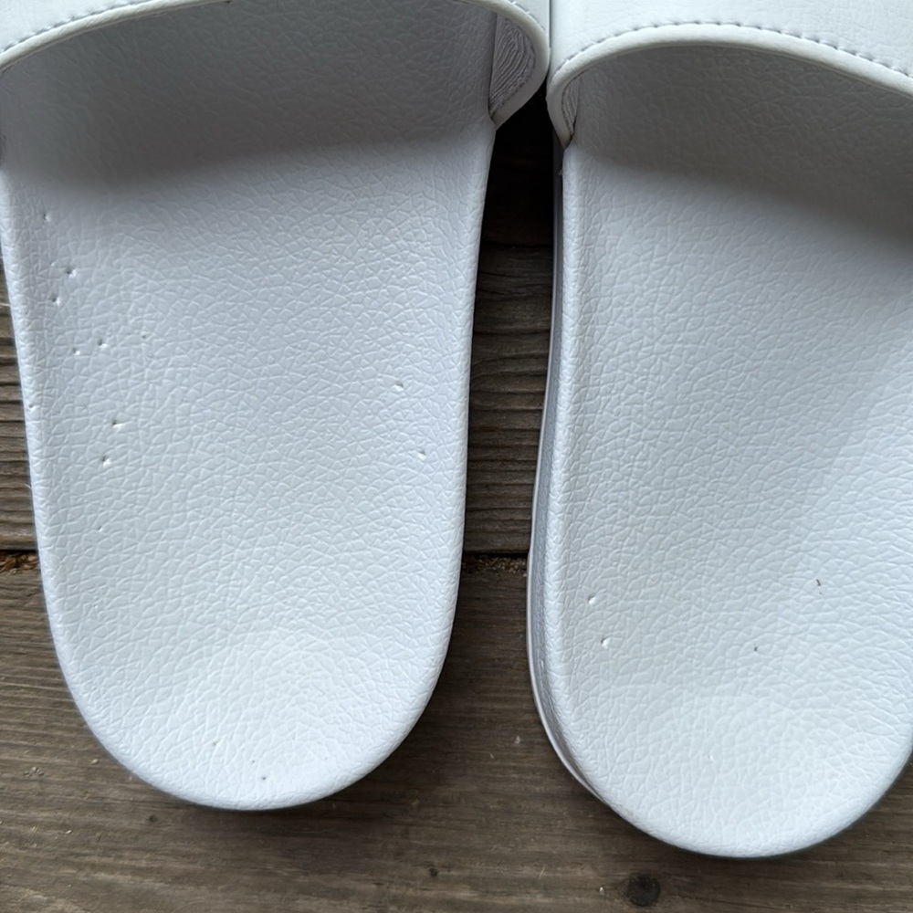 White womens size 7 Fila slides - Picture 2 of 4